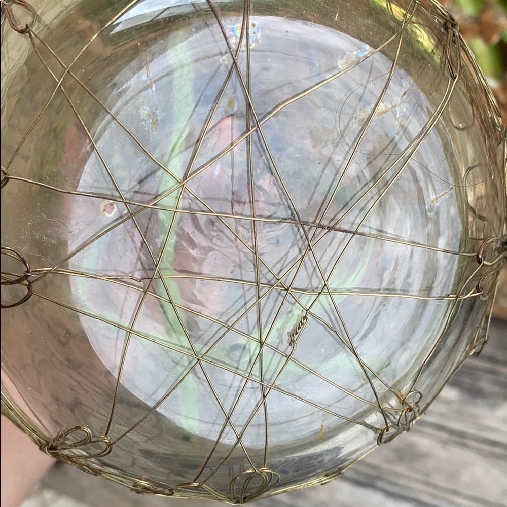 Elegant Glass Vase with Gold Wire Floral Print - Picture 12 of 12